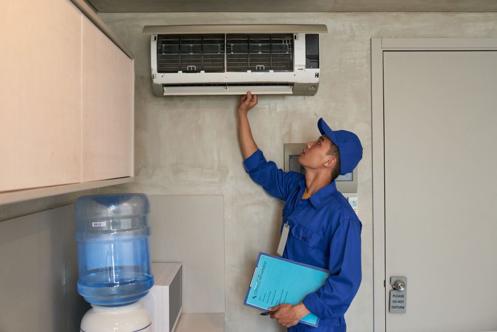 How to Fix Water Leakage in AC - Bottle - Man - Worker - Air Con Gold